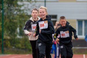 В Югорске прошел традиционный легкоатлетический забег «Бегущие сандалии»