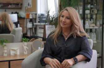 Всего за несколько лет парикмахер-колорист Лариса Морозова превратила свое увлечение уходом за волосами в успешный бизнес. Не так давно она запустила собственное производство косметики для волос.