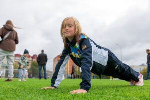 В Югорске прошел традиционный легкоатлетический забег «Бегущие сандалии»