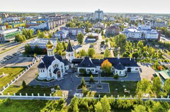 10 августа в нашей стране отмечается День строителя. Прогуливаясь по улицам Югорска, понимаешь, что для нашего города это особый праздник. Многие объекты построены по уникальным проектам, что потребовало от строителей высокого профессионализма, творчества и смелости. Мы изучили архивные материалы о стройках прошлого, и оказалось, что за некоторыми фасадами скрываются целые истории.