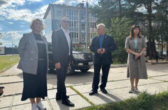 Интересы жителей микрорайона Югорск-2 в городской Думе представляет Олег Баргилевич. Народный избранник отметил необходимость проведения ямочного ремонта на дороге возле КОС и асфальтирования участка на входе в школьный двор. Как заверил глава Югорска Алексей Харлов, работы проведут в этом году. Что касается просьбы жителей установить велопарковку возле многоквартирных домов, то велобокс появится здесь в 2026 году. Также на следующий год запланирован капитальный ремонт участка дороги от Северного широтного коридора до Югорска-2. Кроме того, рассмотрели возможность ремонта самолета, установленного здесь в качестве памятника, к 75-летию 763-го истребительного авиационного полка. В этом году велопарковка будет оборудована возле дома № 13 на улице Гастелло. Этот участок также входит в избирательный округ Олега Баргилевича. Кроме того, вдоль дома № 4 на ул. Таежной будет отсыпана пешеходная дорожка, ведущая от контейнерных площадок. А ветхие дома № 22а и № 22б на этой же улице будут снесены. Депутат по избирательному округу № 13 Сергей Андрианов выразил обеспокоенность по поводу отсутствия тротуара вдоль проезжей части на участке в переулке Поперечном. Как отметил Алексей Харлов, эти работы запланированы на следующий год. Также обсудили снос старых частных домов на улице Строителей. В дальнейшем здесь планируется благоустройство, а напротив будет сформирован участок под строительство новой музыкальной школы. Для решения проблемы подтопления в районе домов № 18 и № 18/1 в следующем году сделают дренажный колодец. Благоустройство ждет и территорию возле домов № 10, № 12 и № 14 на улице Ленина. После того, как в будущем году здесь проведут капитальный ремонт сетей, расширят автостоянку и приведут в порядок внутридворовой проезд. В отсутствие депутата по избирательному округу № 9 его полномочия исполняет председатель Думы Югорска Евгения Комисаренко. Здесь обсудили обустройство автостоянки возле городской бани и подъездных путей со стороны ул. Свердлова. Кроме того, члены комиссии обратили внимание на ненадлежащее состояние ограждения около здания Управления социальной защиты населения — его отремонтируют либо заменят. В лесополосе неподалеку от здания ГАИ наведут порядок. Следующим посетили избирательный округ № 19. Здесь расположена школа № 2, капитально отремонтированная в прошлом году. Сейчас там идет строительство современной спортивной площадки, посещение которой будет доступно всем желающим. Поскольку в учебном учреждении есть кадетские классы, на спортядре обустроят плац и полосу препятствий. Работы завершатся к началу учебного года. Также рядом сейчас обустраивается новая игровая площадка у дома 56а на улице Мира. Депутат Ксения Астапенко обратила внимание комиссии на дорожное покрытие улицы Снежной. Большая часть дороги выполнена из железобетонных плит, местами они пришли в негодность. Для обеспечения безопасности движения автомобилей принято решение засыпать ямы песчано-щебеночной смесью. В ближайшее время депутаты рассмотрят вопрос строительства здесь дороги. Еще в этом году на территории избирательного округа будет снесен многоквартирный дом № 24 на улице Спортивной. А к 2029 году в районе улиц Мира, Энтузиастов, Десантников, Монтажников появится современный жилой микрорайон. — Осмотрели территории всех избирательных округов и наметили планы работ на ближайшие годы. Так, будет благоустроена подтопляемая территории у магазина «Монетка» на ул. Попова. Здесь необходимо установить дренажную систему и тем самым решить многолетнюю проблему с подтоплением после выпадения осадков и таяния снега. К работам сможем приступить в будущем году. Также в 2026 году планируем привести в порядок спортивную площадку на ул. Буряка. Хочу пояснить, почему некоторые запросы югорчан не можем решить оперативно. Понимая общую картину первоочередных потребностей города, всегда думаем на перспективу. Например, требуют обновления тротуары на центральных улицах Мира и 40 лет Победы. Но проводить работы там необходимо комплексно: с заменой инженерных сетей, освещением, полным благо- устройством прилегающей территории с учетом доступной среды. Именно так планируем реконструировать обе улицы в ближайшие годы. В будущем году 1-й этап такой реконструкции коснется ул. Са- довой, — подвел итоги обходов глава Югорска Алексей Харлов.