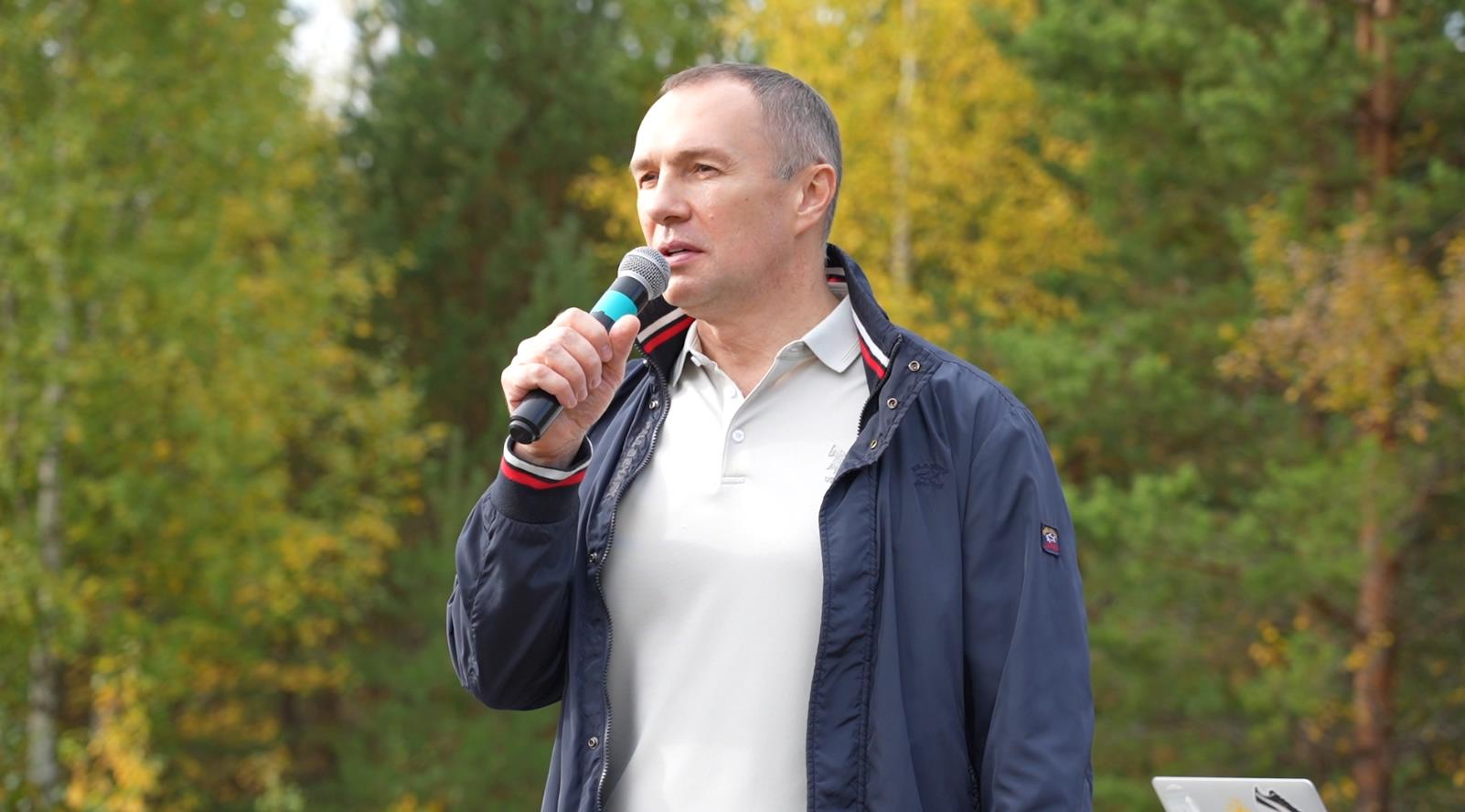 — Хочу процитировать слова олимпийской чемпионки, которая сказала, что все бегуны — крутые. И это действительно так, потому что в каждом из вас горит огонь, который невозможно погасить даже в самые трудные времена. Уважаемые друзья, я желаю всем добежать до финиша, — обратился к участникам массовых забегов глава Югорска Алексей Харлов.