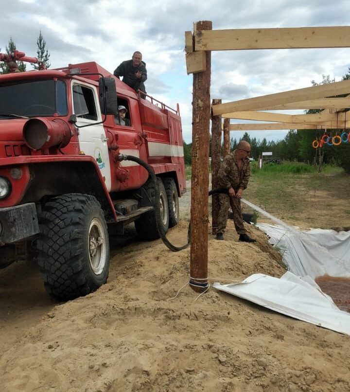 Сотрудники горлеса помогают обустраивать полосу препятствий для экстремального забега «Вызов».
