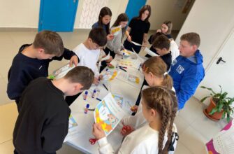 В предверии Дня отца активисты «Молодой Гвардии» провели для шестиклассников мастер-класс «Открытка для папы».