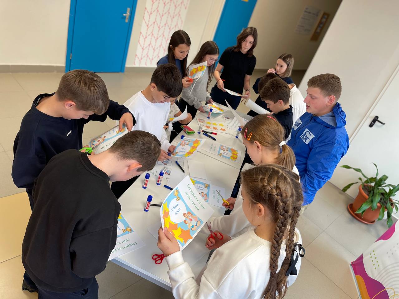 В предверии Дня отца активисты «Молодой Гвардии» провели для шестиклассников мастер-класс «Открытка для папы».