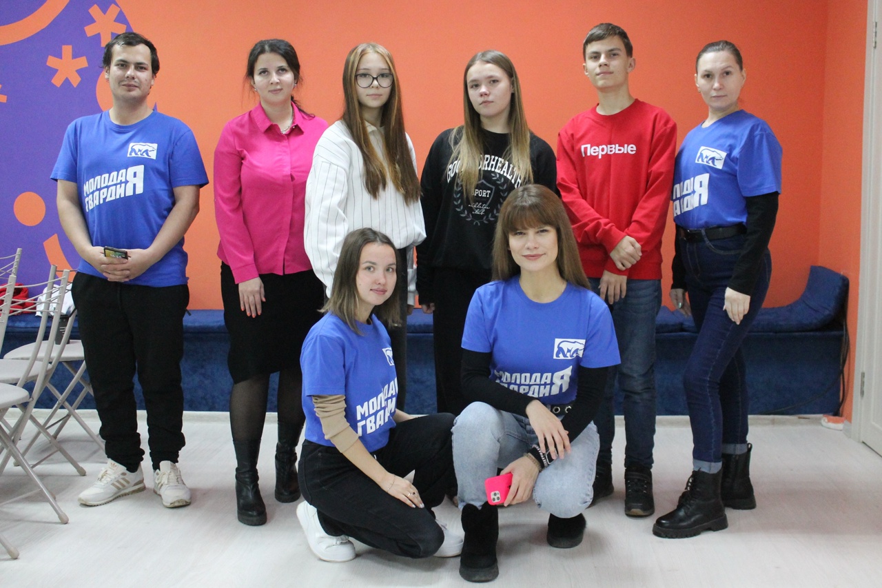 В Добро.Центре состоялся увлекательный онлайн-квиз "Кибершанс", посвященный правилам безопасного поведения в интернете. Участниками стали школьники и активисты Молодой Гвардии Югорска, которые активно погрузились в мир цифровой безопасности.