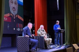 Герой Российской Федерации Андрей Тимошенко и участник специальной военной операции, атаман Обь-Иртышского отдельского казачьего общества, войсковой старшина Андрей Станкин обсудили со студентами разных учебных заведений Югры важные темы: воинский долг, международное сотрудничество, сохранение исторической правды, семейные ценности и воспитание детей.