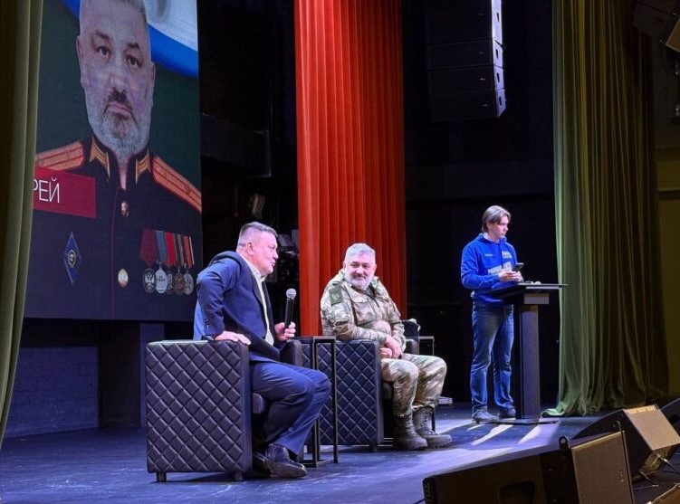 Герой Российской Федерации Андрей Тимошенко и участник специальной военной операции, атаман Обь-Иртышского отдельского казачьего общества, войсковой старшина Андрей Станкин обсудили со студентами разных учебных заведений Югры важные темы: воинский долг, международное сотрудничество, сохранение исторической правды, семейные ценности и воспитание детей.