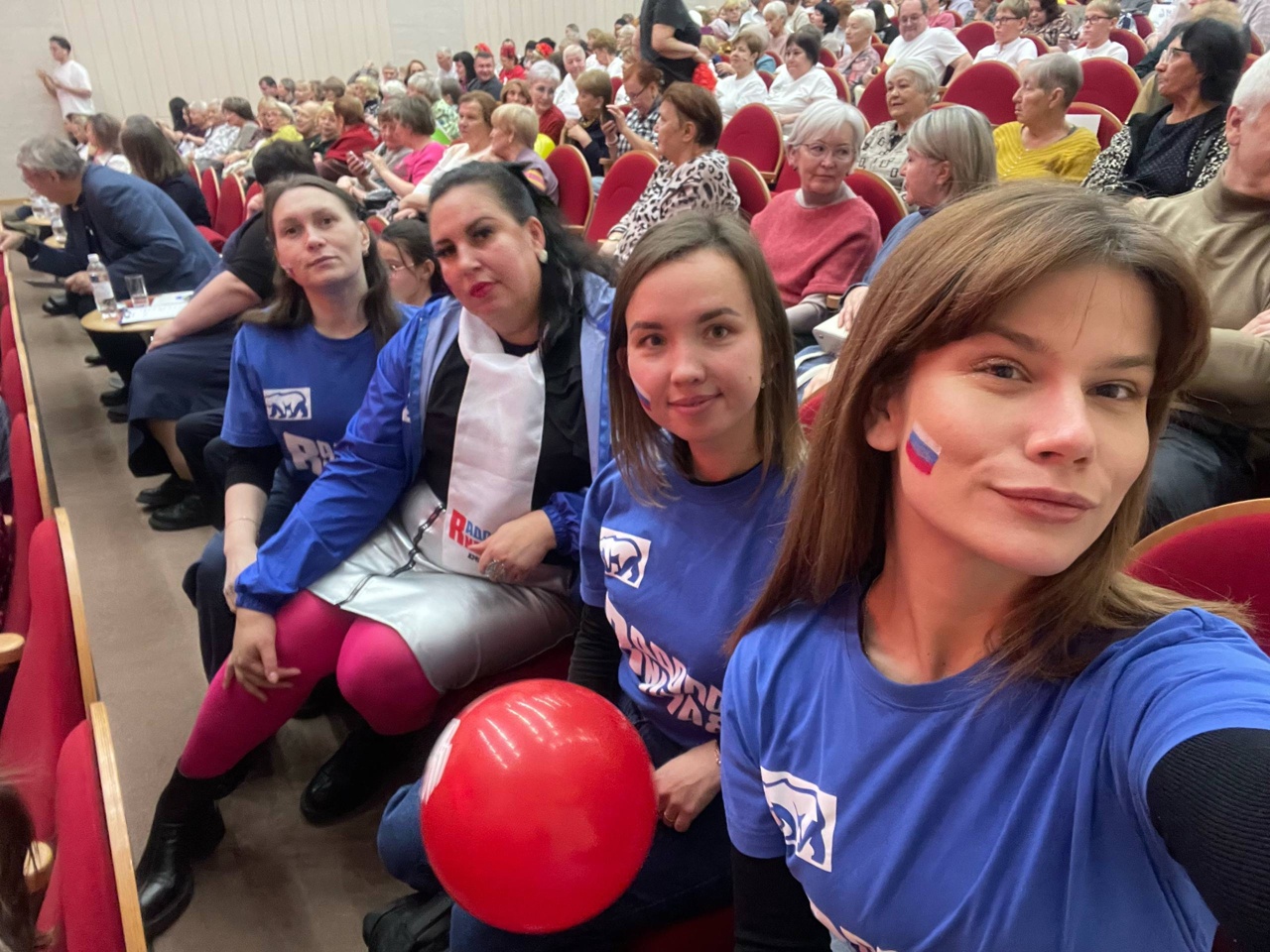 Активисты Молодой Гвардии Югорска посетили игру «Серебряная лига КВН» в День народного единства