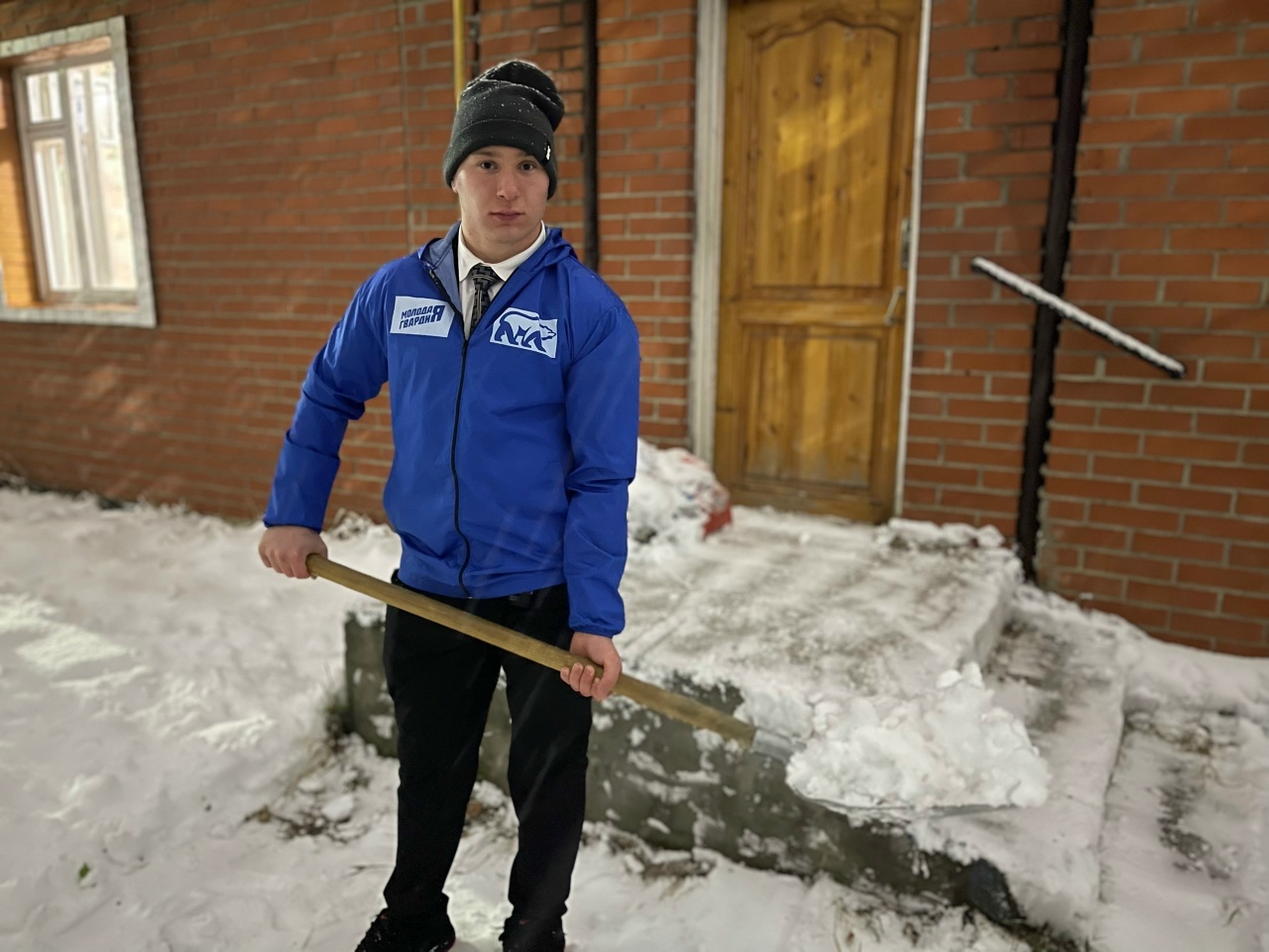 Активисты Молодой Гвардии Югорска продолжают помогать людям с ограниченными возможностями здоровья