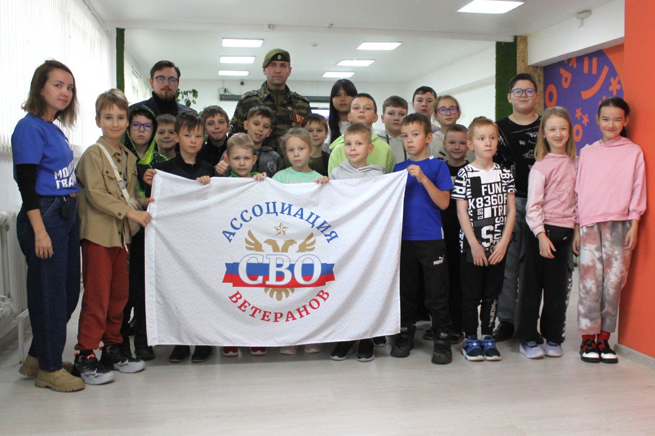 Партия «ЕДИНАЯ РОССИЯ» объединяет поколения: в Югорске прошел «Урок мужества» в рамках проекта «Наставник Z»