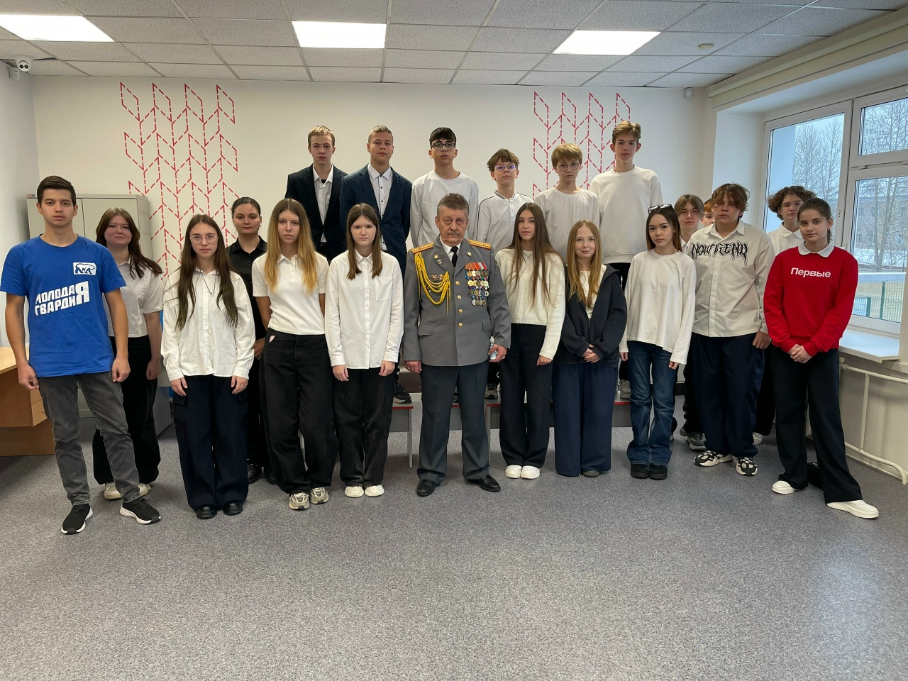 Встреча с ветераном: активисты Молодой Гвардии Югорска вдохновляют школьников