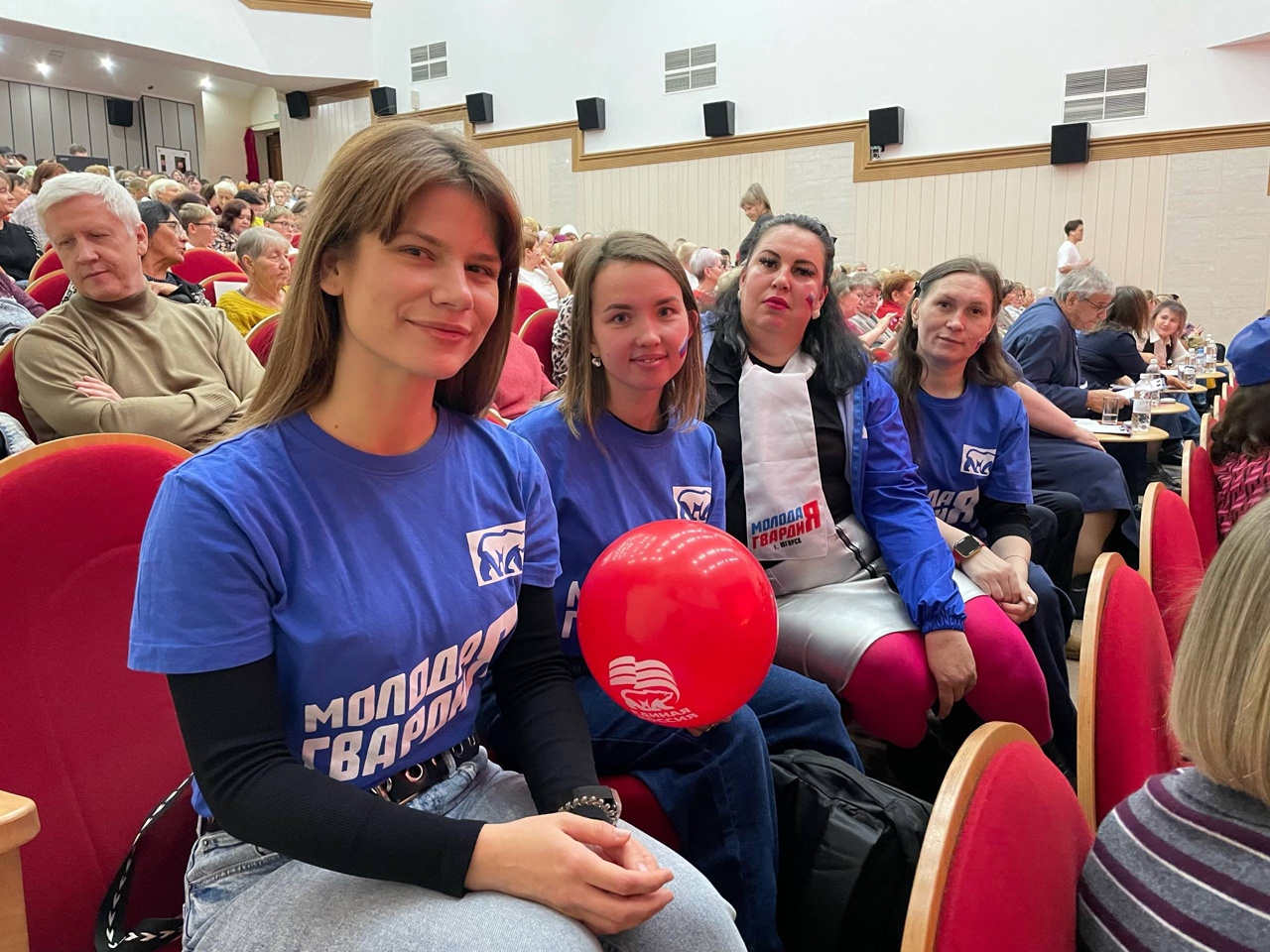 Активисты Молодой Гвардии Югорска посетили игру «Серебряная лига КВН» в День народного единства