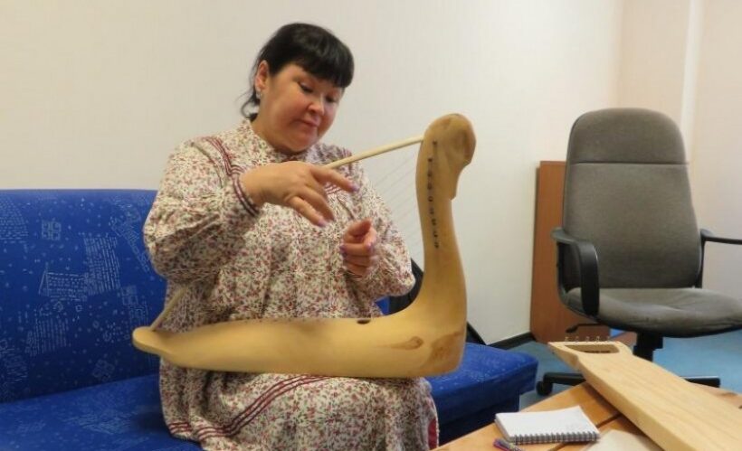 Людмила Петровна Волкова каждый год обучается игре на традиционных музыкальных инструментах.