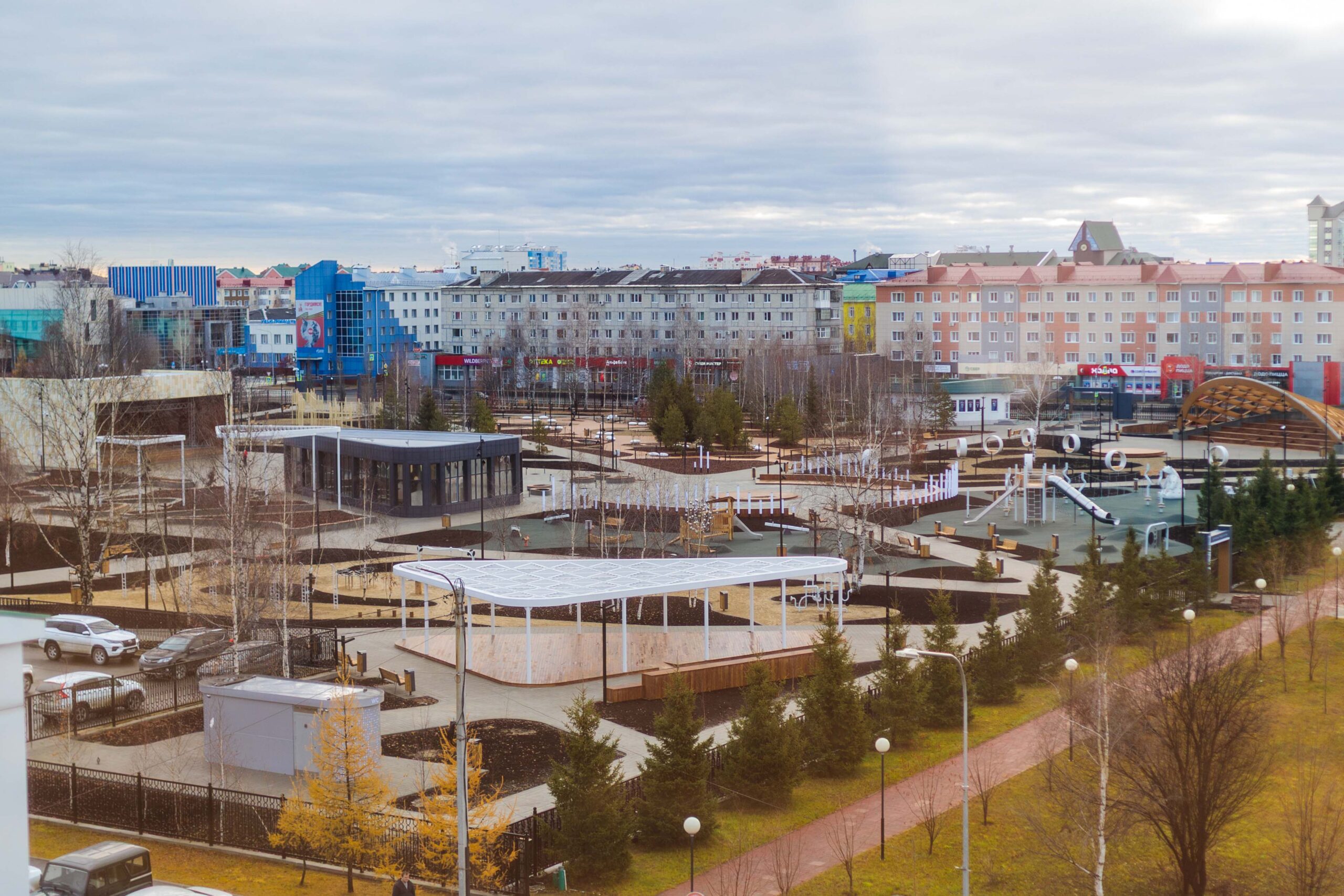После реконструкции городской сквер преобразился до неузнаваемости: появились уютные места для отдыха и развлечений, увлекательные игровые зоны, впечатляющие арт-объекты и инсталляции, современные спортивные площадки.