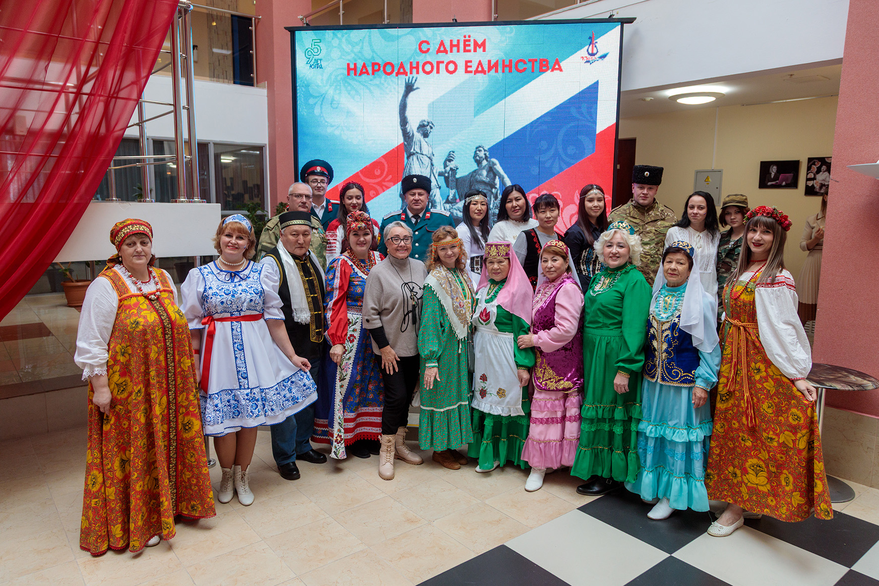 В дружном и гостеприимном Югорске представители казачества и других народов продемонстрировали красоту своих национальных костюмов.