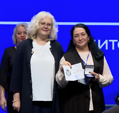 Педагог школы №2 Анжелика Юрьева получила значимую награду на Всероссийском съезде дефектологов