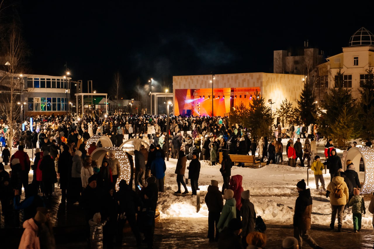 Сотни жителей и гостей города пришли на торжественное открытие сквера. 