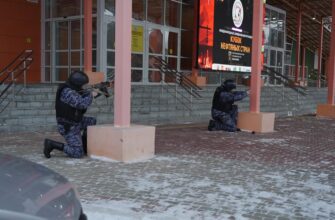 В Югорске прошли учения по алгоритму действий при атаке БПЛА. В них приняли участие сотрудники охранного предприятия, Росгвардии, полиции, МЧС и скорой помощи, а также представители антитеррористической комиссии города Югорска.