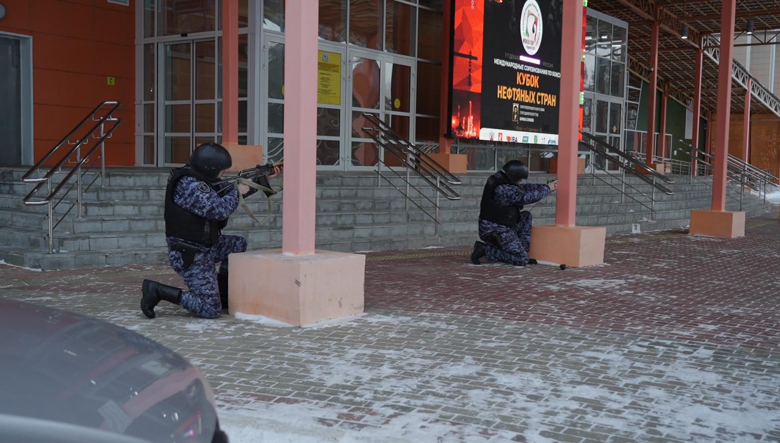 В Югорске прошли учения по алгоритму действий при атаке БПЛА. В них приняли участие сотрудники охранного предприятия, Росгвардии, полиции, МЧС и скорой помощи, а также представители антитеррористической комиссии города Югорска.
