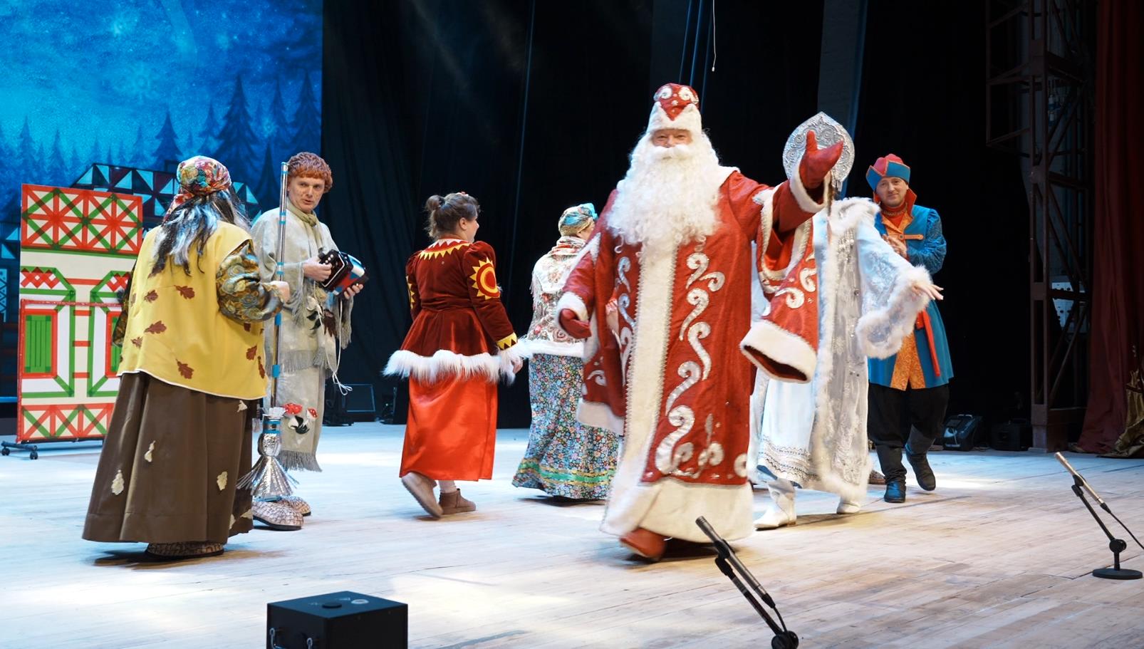 В Центре культуры «Югра-презент» прошли традиционные елки главы города для одаренных детей и ребят из семей участников СВО.