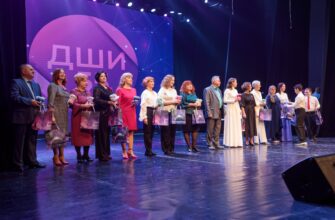 В торжественной обстановке педагогам Детской школы искусств вручили памятные подарки.