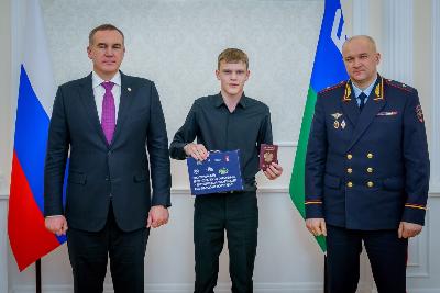 Ученик школы №5 Гордей Чуйко получил паспорт гражданина России из рук Губернатора Югры