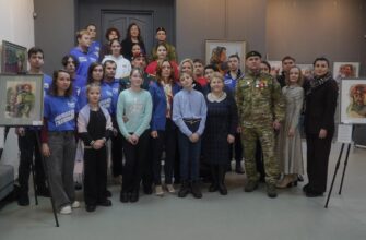 Первыми посетителями выставки стали ветераны боевых действий, семьи участников СВО, молодежь и поклонники искусства.