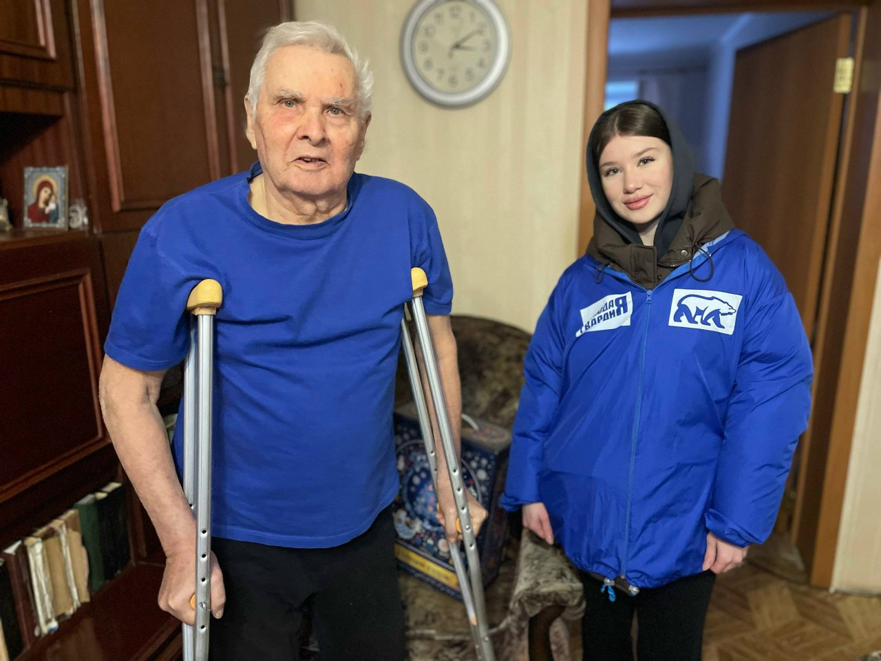 В канун самого волшебного праздника активисты «Молодой Гвардии Югорска» провели по-настоящему душевную акцию. Они лично поздравили ветеранов труда и пожилых людей с наступающим Новым годом, подарив не только подарки, но и частичку своего сердечного тепла.