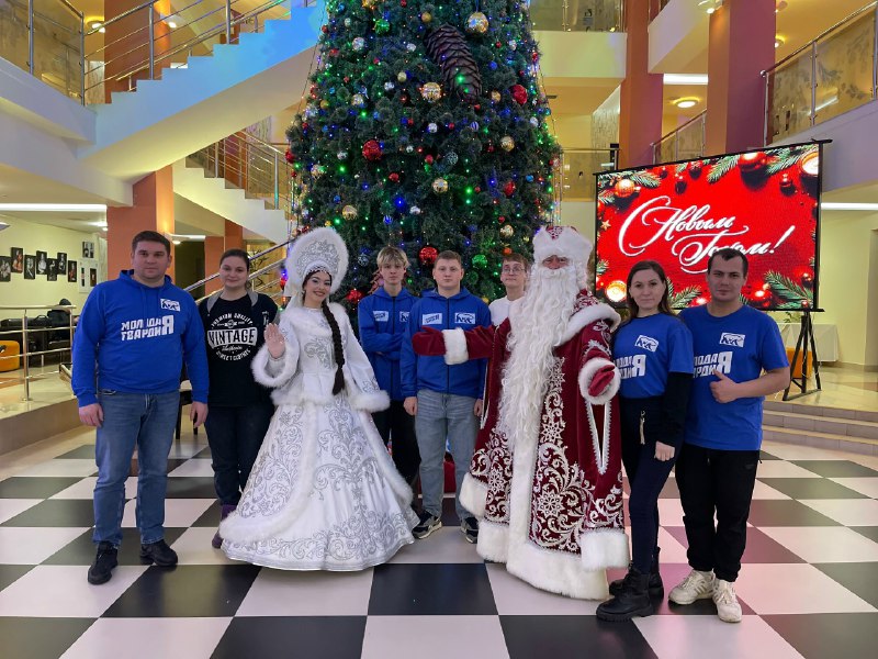 Новогодний праздник для детей защитников Отечества: волонтёры и активисты объединились для доброго дела