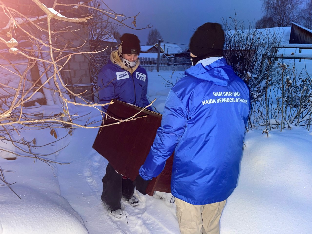 Активисты Молодой Гвардии и студенты Югорского политехнического колледжа оказали помощь пенсионерам