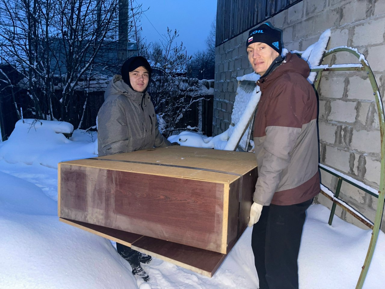 Активисты Молодой Гвардии и студенты Югорского политехнического колледжа оказали помощь пенсионерам