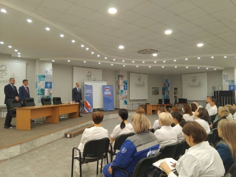 В Югорске прошло торжественное вручение партбилетов новым членам «Единой России».