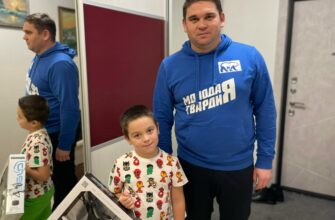  Вчера у нас состоялось замечательное событие — руководитель Молодой Гвардии Югорска Назаренко Артем передал новогодний подарок нашему юному земляку от Сенатора Совета Федерации Натальи Владимировны Комаровой. Этот жест стал символом поддержки и заботы о наших гражданах, особенно в преддверии Нового года, когда так важно чувствовать тепло и внимание.