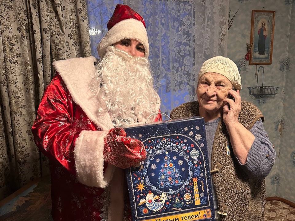 В преддверии Нового года активисты Молодой Гвардии Югорска продолжают проводить трогательную акцию