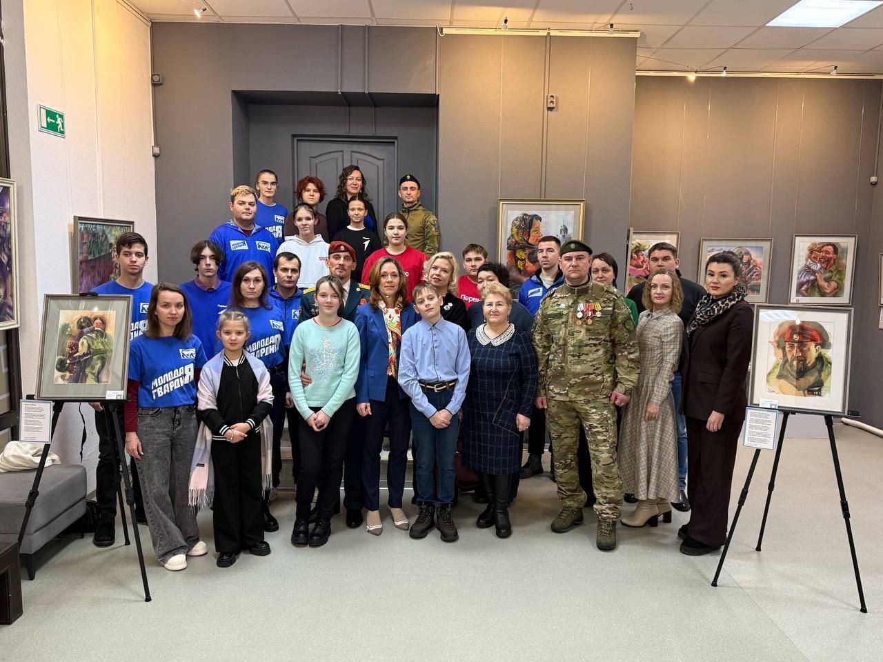 Патриотизм и искусство: в Югорске открылась пронзительная выставка «Я вернусь!»