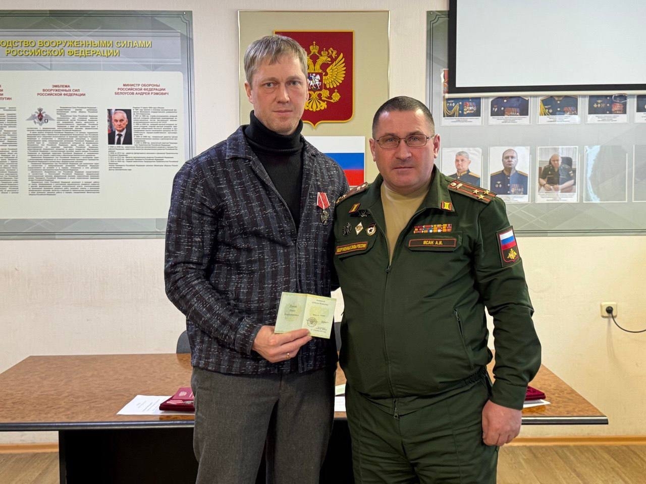 Врач Сургутской окружной клинической больницы Павел Папян удостоен государственной награды — ордена Мужества. Он получил его за героизм, проявленный во время службы в зоне специальной военной операции.