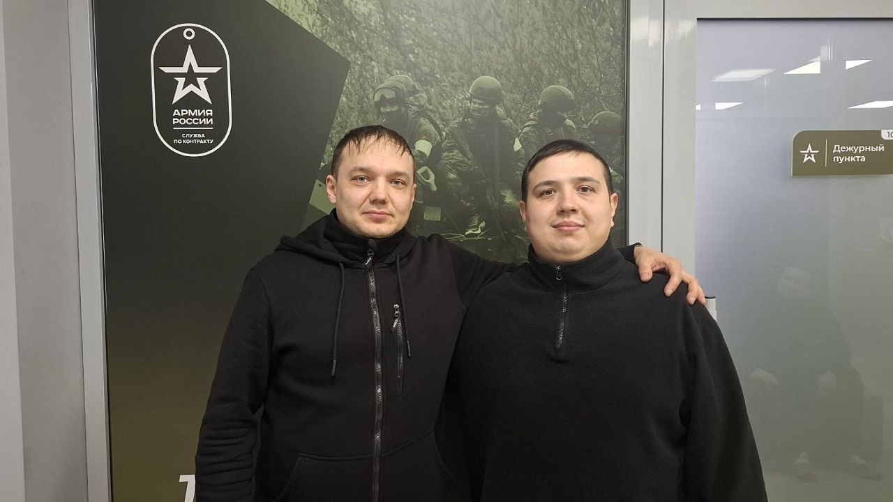 Братья из Екатеринбурга подписывают контракт на военную службу в Югре