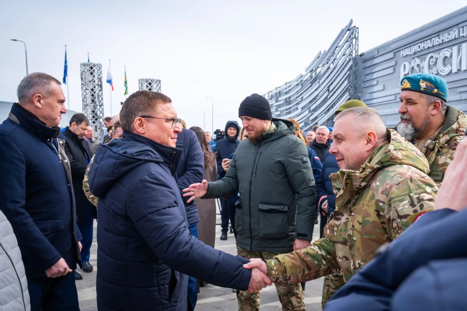 «Югра – защитникам Отечества»: Владимир Якушев дал старт отправке гумпомощи в Ханты-Мансийске