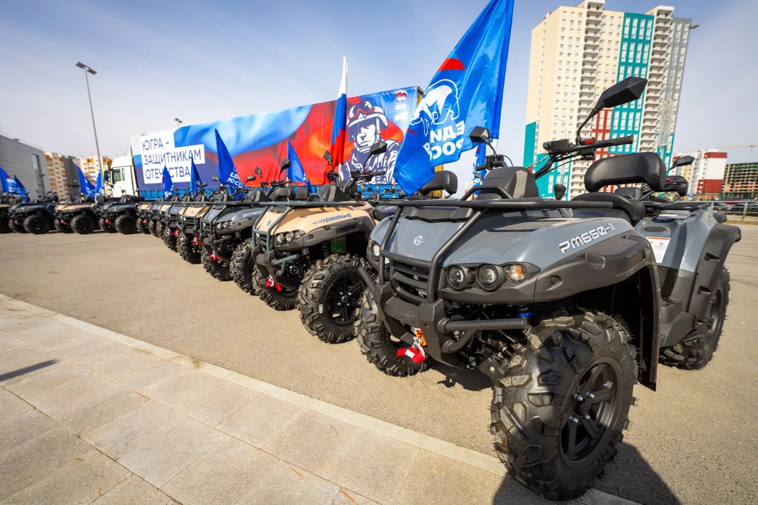 «Югра – защитникам Отечества»: Владимир Якушев дал старт отправке гумпомощи в Ханты-Мансийске