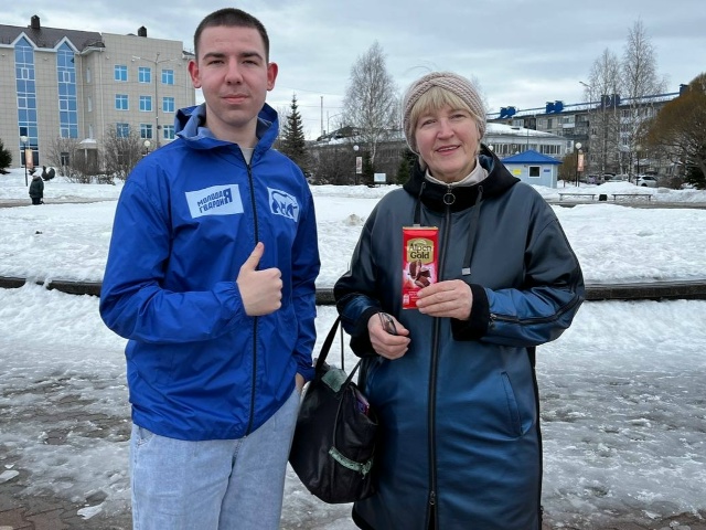 В День воссоединения Крыма и России активисты Молодой Гвардии провели тематическую викторину для жителей Югорска