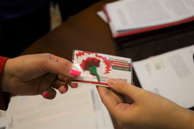 Югорчане присоединились к Всероссийской акции «Красная гвоздика»