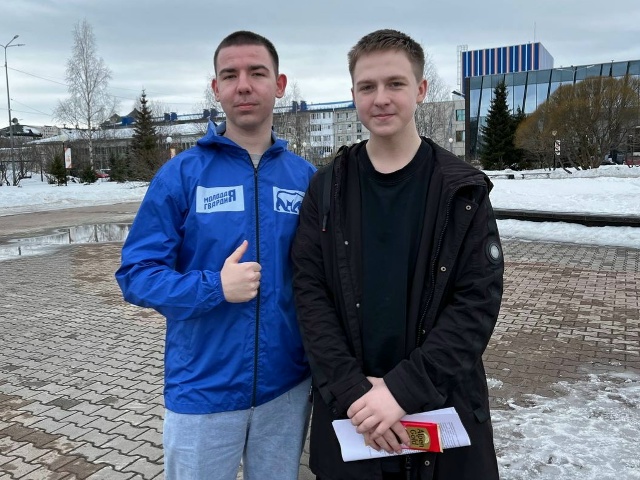 В День воссоединения Крыма и России активисты Молодой Гвардии провели тематическую викторину для жителей Югорска