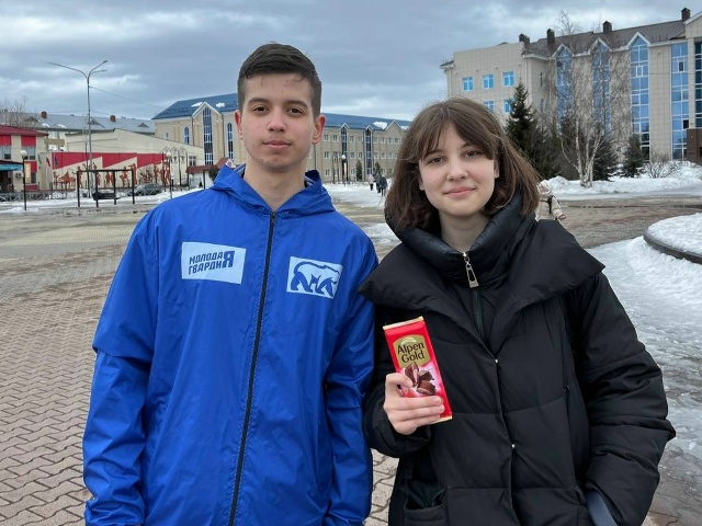 В День воссоединения Крыма и России активисты Молодой Гвардии провели тематическую викторину для жителей Югорска